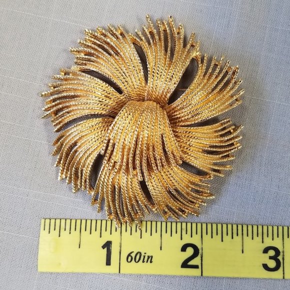 Vintage Monet "Cordelia" Demi Parure set Pin and Clip on Earrings - Picture 13 of 14